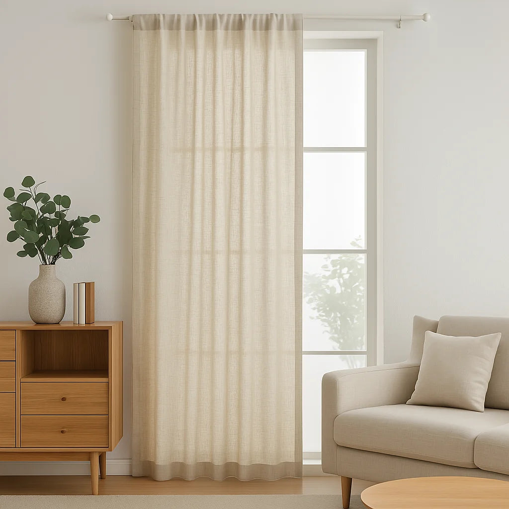 Voilage effet lin naturel suspendu dans un coin de salon moderne et lumineux, avec une décoration minimaliste et des meubles en bois clair.