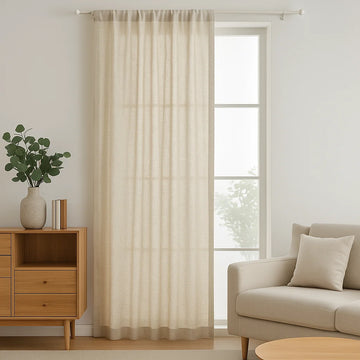 Voilage effet lin naturel suspendu dans un coin de salon moderne et lumineux, avec une décoration minimaliste et des meubles en bois clair.