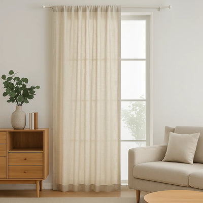 Voilage effet lin naturel suspendu dans un coin de salon moderne et lumineux, avec une décoration minimaliste et des meubles en bois clair.