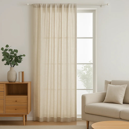 Voilage effet lin naturel suspendu dans un coin de salon moderne et lumineux, avec une décoration minimaliste et des meubles en bois clair.