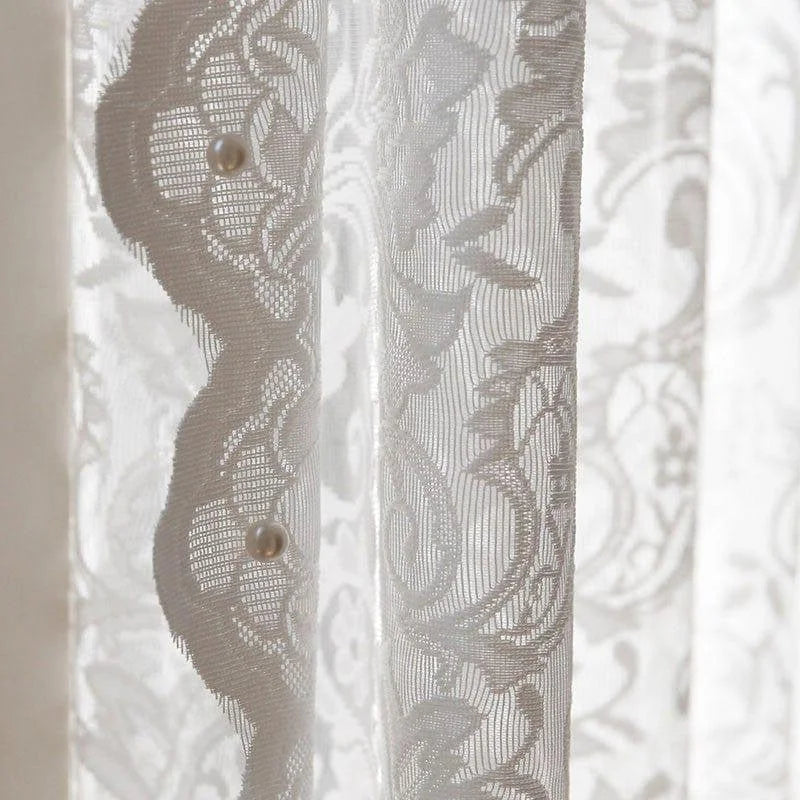 Rideau élégant avec motifs floraux délicats, idéal pour ajouter une touche de raffinement et de sophistication à votre intérieur. Parfait pour le salon ou la chambre, il adoucit la lumière tout en préservant l'intimité. Accessoire de décoration indispensable pour un style classique et chic.