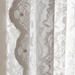 Rideau élégant avec motifs floraux délicats, idéal pour ajouter une touche de raffinement et de sophistication à votre intérieur. Parfait pour le salon ou la chambre, il adoucit la lumière tout en préservant l'intimité. Accessoire de décoration indispensable pour un style classique et chic.