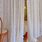 Rideaux blancs élégants avec motifs délicats, idéal pour décorer une chambre lumineuse ou un salon chic. Ajoutera une touche de sophistication à votre intérieur.