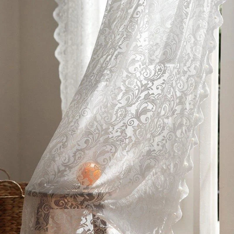 Voilage blanc à motifs floraux élégants, idéal pour une touche de décoration raffinée. Parfait pour illuminer votre intérieur tout en préservant votre intimité. Accessoire de maison indispensable pour un style classique et épuré.
