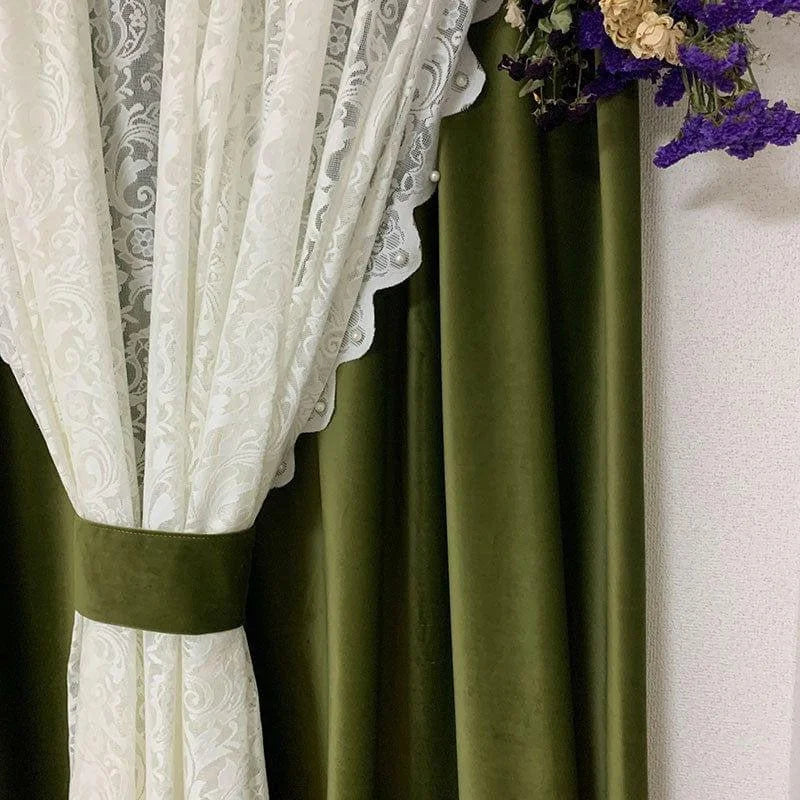 Rideau élégant avec motif floral en dentelle blanche et couleur vert olive, idéal pour apporter une touche de sophistication à votre intérieur. Parfait pour créer une ambiance chaleureuse et accueillante dans n'importe quelle pièce. Accessoire décoratif qui s'harmonise avec divers styles de décoration.