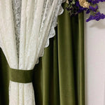 Rideau élégant avec motif floral en dentelle blanche et couleur vert olive, idéal pour apporter une touche de sophistication à votre intérieur. Parfait pour créer une ambiance chaleureuse et accueillante dans n'importe quelle pièce. Accessoire décoratif qui s'harmonise avec divers styles de décoration.