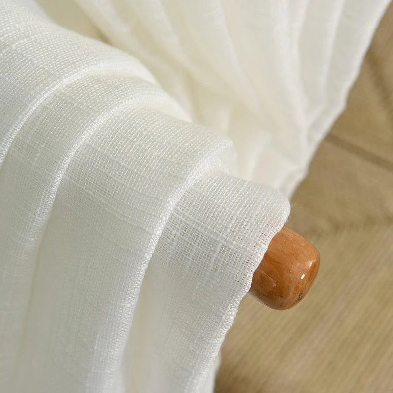 Voilage blanc élégant, idéal pour une décoration intérieure moderne. Parfait pour ajouter une touche de luminosité et d'élégance à votre salon ou chambre. Convient pour une ambiance apaisante et sophistiquée.