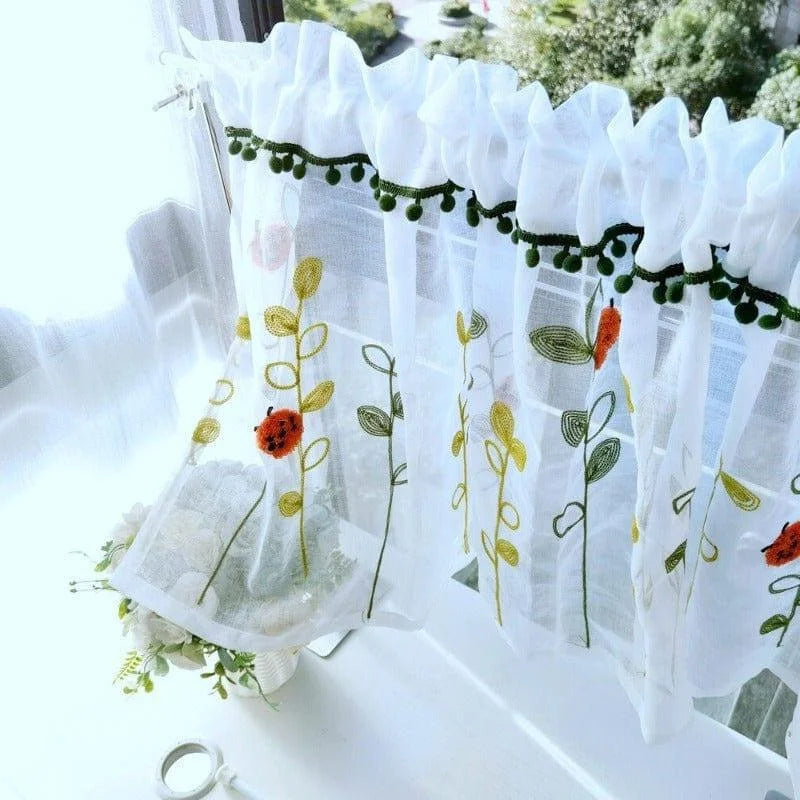 Rideau décoratif pour cuisine, design floral coloré avec broderies de fleurs et feuilles. Idéal pour ajouter une touche de fraîcheur et d'élégance à vos fenêtres. Parfait pour laisser entrer la lumière tout en préservant l'intimité. Accessoire charmant pour toutes les pièces de la maison.