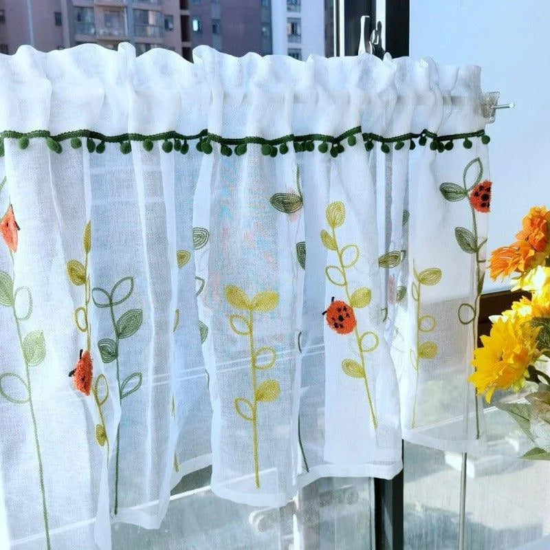Rideaux de cuisine élégants avec motifs floraux et coccinelles, parfaits pour ajouter une touche de fraîcheur et de couleur à votre intérieur. Idéal pour décorer vos fenêtres tout en laissant entrer la lumière naturelle. Ces rideaux présentent un design charmant avec une bordure de pompons verts, créant une ambiance chaleureuse et accueillante dans votre maison. Adapté pour une utilisation dans la cuisine, la salle à manger ou tout espace nécessitant une touche décorative unique