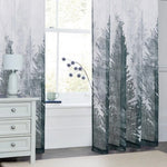 Rideaux élégants avec motif de paysage forestier moderne pour salon, éclairage naturel diffus, atmosphère apaisante, design chic et décoratif, parfaits pour rehausser la décoration intérieure de votre maison.