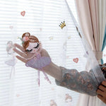 Rideau décoratif pour chambre d'enfant avec motif de ballerine brodé. Ambiance douce et féérique idéale pour la décoration intérieure. Parfait pour apporter une touche de magie et de fantaisie à une chambre d'enfant. Design élégant et raffiné, adapté aux petites rêveuses passionnées de danse et de contes de fées.