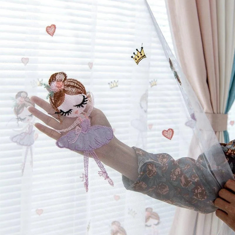 Rideau décoratif pour chambre d'enfant avec motif de ballerine brodé. Ambiance douce et féérique idéale pour la décoration intérieure. Parfait pour apporter une touche de magie et de fantaisie à une chambre d'enfant. Design élégant et raffiné, adapté aux petites rêveuses passionnées de danse et de contes de fées.