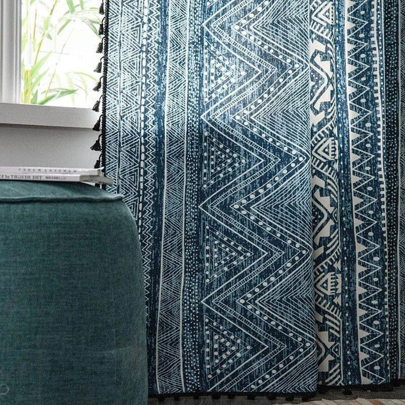 Rideaux style ethnique avec motifs géométriques bleu marine pour décoration intérieure moderne. Ajoute une touche de charme et d'élégance à votre salon. Solution d'habillage de fenêtre contemporaine.