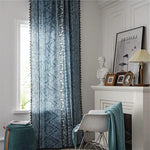 Rideau bleu à motifs géométriques, idéal pour ajouter une touche élégante à un salon moderne. Ce rideau décoratif rehausse l'ambiance de la pièce avec ses motifs inspirants et sa teinte apaisante. Parfait pour ceux qui cherchent à créer un intérieur harmonieux et stylé.