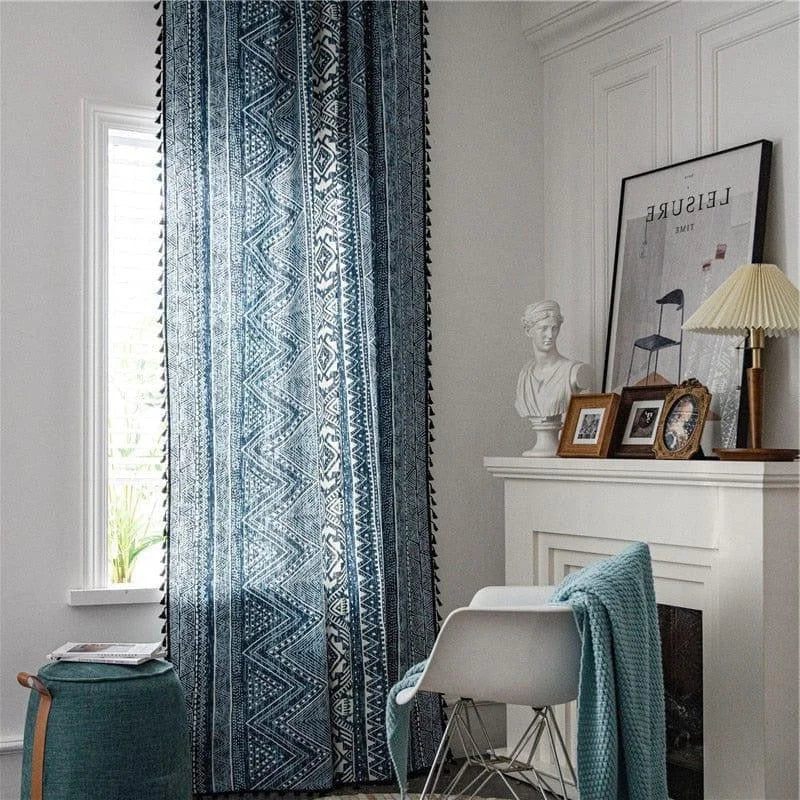 Rideau bleu à motifs géométriques, idéal pour ajouter une touche élégante à un salon moderne. Ce rideau décoratif rehausse l'ambiance de la pièce avec ses motifs inspirants et sa teinte apaisante. Parfait pour ceux qui cherchent à créer un intérieur harmonieux et stylé.