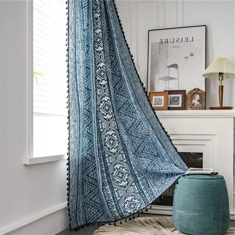 Tapisserie murale bohème bleue avec motifs géométriques, idéale pour décorer un salon moderne. Parfaite pour ajouter une touche d'élégance et de couleur à votre intérieur tout en créant une ambiance chaleureuse. Accessoire déco tendance pour personnaliser votre espace de vie.