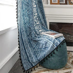 Jeté de canapé bleu avec motifs géométriques noirs et blancs, idéal pour ajouter une touche décorative à votre salon. Ce jeté élégant avec pompons noirs convient parfaitement pour rehausser le style de votre intérieur. Accessoire polyvalent pour canapé, fauteuil ou lit, il est parfait pour créer une ambiance chaleureuse et accueillante.