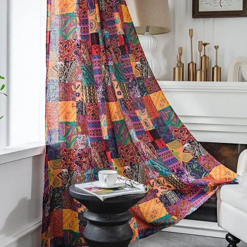Rideau coloré patchwork avec motifs géométriques et floraux, idéal pour ajouter une touche bohème et chaleureuse à votre salon. Ce tissu aux couleurs vives et variées s'harmonise parfaitement avec une décoration éclectique et moderne, offrant une ambiance accueillante et dynamique à votre espace. Profitez d'un design unique qui transforme l'atmosphère de votre intérieur.