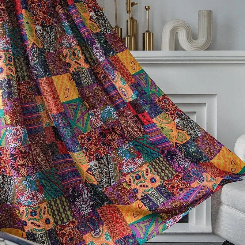 Rideau décoratif à motifs bohème colorés, idéal pour apporter une touche vivante et artistique à votre intérieur. Parfait pour les salons modernes ou chambres à coucher, ce rideau aux motifs géométriques et floraux se marie facilement avec différents styles de décoration. Créez une ambiance chaleureuse et accueillante avec ce textile aux couleurs vibrantes et au design unique.