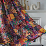 Rideau décoratif à motifs bohème colorés, idéal pour apporter une touche vivante et artistique à votre intérieur. Parfait pour les salons modernes ou chambres à coucher, ce rideau aux motifs géométriques et floraux se marie facilement avec différents styles de décoration. Créez une ambiance chaleureuse et accueillante avec ce textile aux couleurs vibrantes et au design unique.