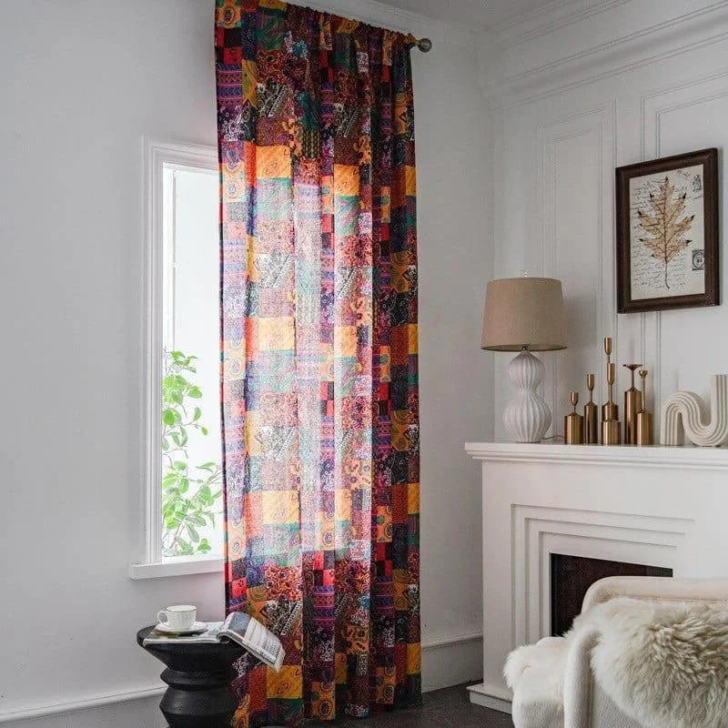 Rideau coloré style patchwork, idéal pour apporter une touche bohème et chaleureuse à votre intérieur. Accroché dans un salon élégant avec un décor minimaliste, il illumine l'espace et attire le regard. Parfait pour ceux qui cherchent à ajouter une nuance de couleur et de vie à leur maison tout en conservant une ambiance chic et sophistiquée.