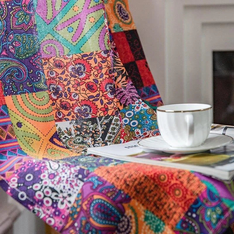 Plaid coloré au design patchwork vibrant, idéal pour sublimer votre intérieur. Motifs floraux et géométriques en harmonie. Parfait pour une ambiance chaleureuse et conviviale dans le salon. Convient pour un style bohème ou éclectique. Accessoire décoratif tendance qui apporte une touche d'originalité à votre décoration.