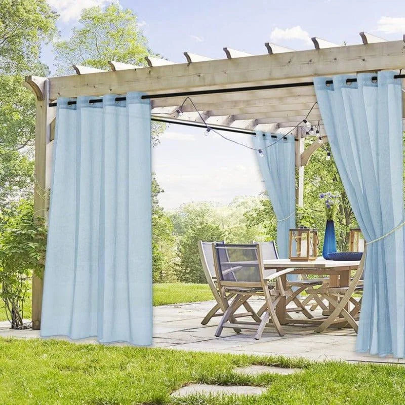 Tonnelle de jardin avec rideaux bleus clairs offrant une oasis de détente en extérieur. Parfaite pour créer un espace ombragé et élégant dans votre jardin ou patio. Ensemble comprenant une table et des chaises pour des repas en plein air confortables. Transformez votre espace extérieur en un lieu convivial et cosy avec cette installation pratique et esthétique.