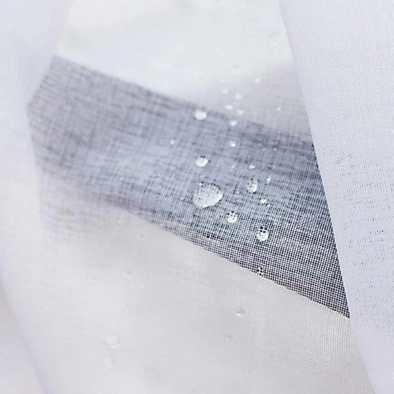 Voile imperméable translucide avec gouttelettes d'eau, idéal pour la décoration intérieure moderne, offrant une ambiance lumineuse et élégante. Ajouter une touche chic à votre espace tout en gardant son aspect fonctionnel.