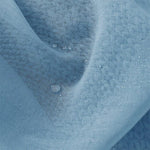 Tissu bleu imperméable avec gouttelettes d'eau.