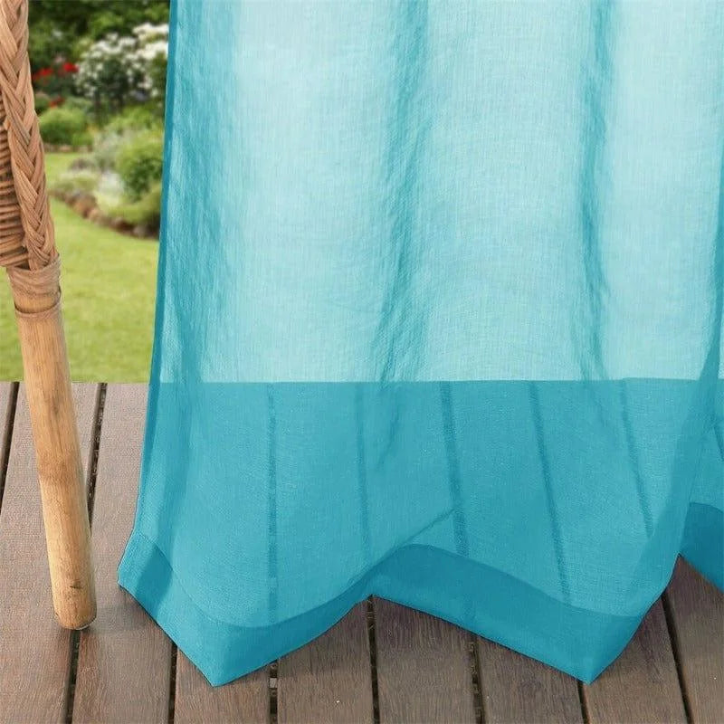 Rideau bleu clair pour extérieur ou intérieur, parfait pour ajouter une touche élégante à votre terrasse, balcon ou séjour. Ce voile offre une ambiance apaisante et chic à vos espaces de vie. Optimisez votre décoration avec ce rideau tendance qui se marie facilement avec divers styles d’ameublement.