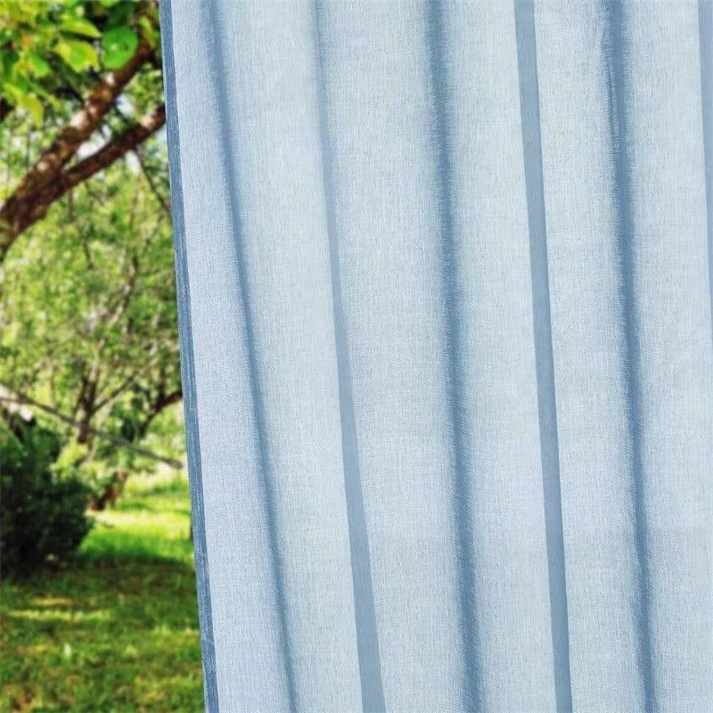 Voilage bleu clair pour décoration intérieure, idéal pour apporter une touche de fraîcheur à votre pièce. Ce rideau élégant et moderne est parfait pour filtrer la lumière du jour tout en préservant votre intimité. Ambiance sereine et naturelle assurée avec une vue partielle sur un jardin verdoyant.