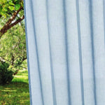 Voilage bleu clair pour décoration intérieure, idéal pour apporter une touche de fraîcheur à votre pièce. Ce rideau élégant et moderne est parfait pour filtrer la lumière du jour tout en préservant votre intimité. Ambiance sereine et naturelle assurée avec une vue partielle sur un jardin verdoyant.
