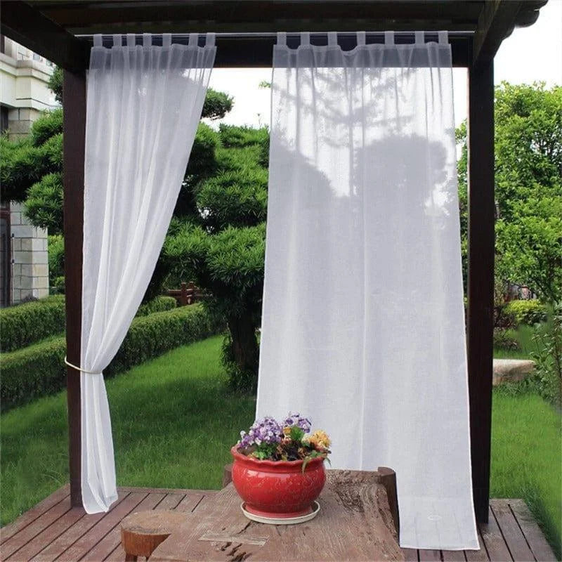 Rideaux blancs élégants pour pergola extérieure, créant une ambiance intime et relaxante dans le jardin. Idéal pour apporter une touche de raffinement et protéger des rayons du soleil tout en profitant de la nature environnante. Convient à divers espaces extérieurs, offrant un style moderne et fonctionnel.