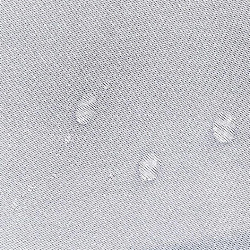 Gouttelettes d'eau sur une surface imperméable grise, illustrant l'efficacité d'un revêtement résistant à l'eau pour une protection optimale contre l'humidité. Idéal pour les environnements extérieurs et les équipements nécessitant une barrière protectrice.
