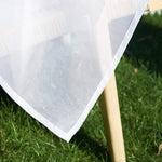 Nappe blanche élégante pour table de jardin, apporte une touche raffinée à vos repas en extérieur, idéale pour les pique-niques et les fêtes en plein air.