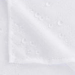 Image d'un tissu blanc résistant à l'eau, illustrant des gouttes de liquide perlant sur la surface. Ce textile offre une protection efficace contre l'humidité, garantissant confort et durabilité. Idéal pour les environnements nécessitant une barrière contre les éclaboussures ou conditions humides.