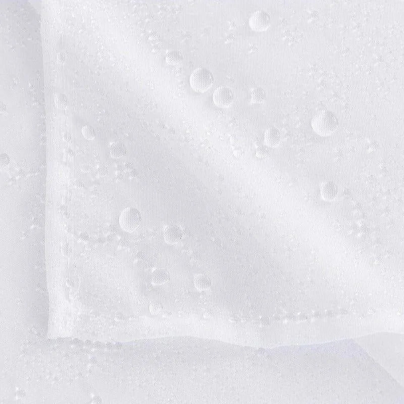 Image d'un tissu blanc résistant à l'eau, illustrant des gouttes de liquide perlant sur la surface. Ce textile offre une protection efficace contre l'humidité, garantissant confort et durabilité. Idéal pour les environnements nécessitant une barrière contre les éclaboussures ou conditions humides.