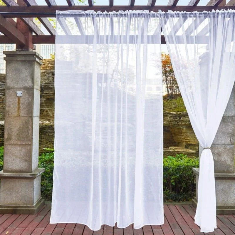 Rideau de jardin élégant pour pergola offrant une touche de sophistication à votre espace extérieur, tout en permettant à la lumière naturelle de pénétrer délicatement. Parfait pour créer un coin détente en plein air.
