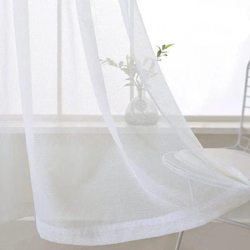 Voilage blanc élégant pour décoration intérieure, idéal pour embellir votre salon ou chambre avec une touche lumineuse et aérée. Parfait pour laisser entrer la lumière naturelle tout en préservant votre intimité. Accessoire décoratif moderne pour tout type d'intérieur.