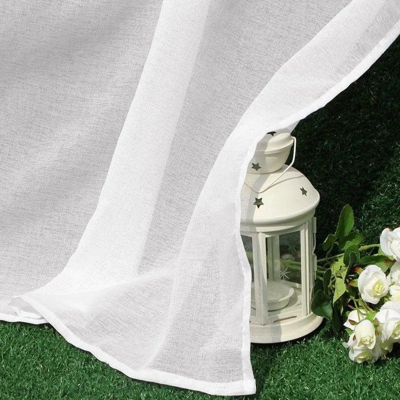 Rideau blanc élégant drapé sur une lanterne décorative, idéal pour créer une ambiance apaisante et lumineuse dans votre espace intérieur ou extérieur. Accessoire parfait pour votre décoration de maison, ajoutant une touche de sophistication et de charme naturel.