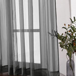 Rideau transparent gris moderne pour salon, ajout élégant et discret à la décoration intérieure. Touche contemporaine idéale pour laisser entrer la lumière tout en préservant l'intimité. Parfait pour salon, chambre ou bureau. Élément de design minimaliste s'harmonisant avec diverses tendances déco. Option idéale pour créer une atmosphère lumineuse et apaisante.
