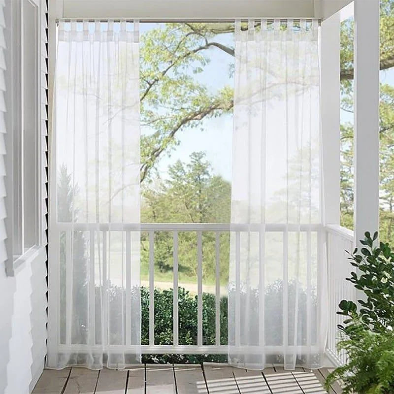 Voilage blanc pour terrasse, apportant une touche élégante et lumineuse à votre espace extérieur. Ce rideau léger permet de filtrer la lumière tout en conservant une vue dégagée sur le jardin. Idéal pour créer une ambiance douce et accueillante lors des journées ensoleillées. Parfait pour embellir balcons et terrasses.
