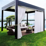Tonnelle de jardin moderne avec rideaux blancs et salon en osier, offrant un espace extérieur élégant avec vue sur un lac. Idéal pour les moments de détente en plein air, elle ajoute une touche de sophistication à votre jardin tout en offrant protection et intimité.