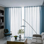 Rideaux opaques bleus dans salon moderne, créant une ambiance lumineuse et élégante. Parfaits pour la décoration intérieure, ces rideaux ajoutent une touche sophistiquée à votre espace de vie. Idéal pour ceux cherchant à allier style et fonctionnalité.