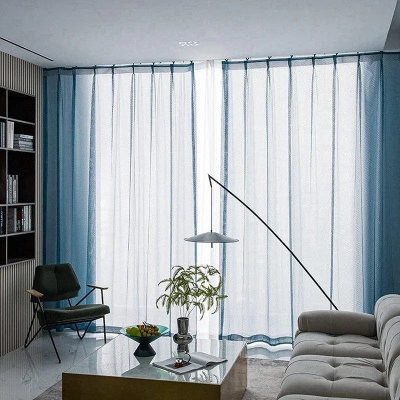 Rideaux opaques bleus dans salon moderne, créant une ambiance lumineuse et élégante. Parfaits pour la décoration intérieure, ces rideaux ajoutent une touche sophistiquée à votre espace de vie. Idéal pour ceux cherchant à allier style et fonctionnalité.