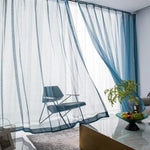 Rideaux élégants bleus dans un salon moderne avec fauteuil assorti. Lumière naturelle filtrée créant une ambiance apaisante. Décoration design avec table basse et plante verte. Parfait pour ajouter une touche contemporaine à votre intérieur.