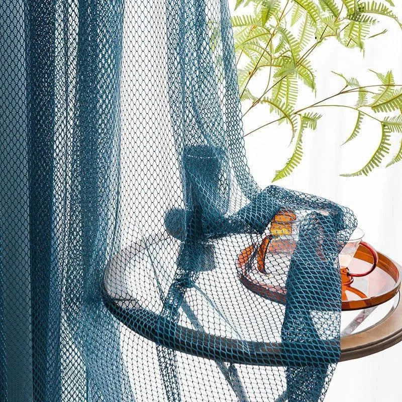 Rideau décoratif bleu avec motif en filet, idéal pour ajouter une touche moderne à votre intérieur. Ce rideau laisse passer la lumière tout en apportant une ambiance élégante et aérée à votre espace de vie. Parfait pour le salon, la salle à manger ou la chambre à coucher, il se fond harmonieusement avec différents styles de décoration. Apportez une note de fraîcheur grâce à son design unique, tout en conservant une atmosphère chaleureuse et accueillante.