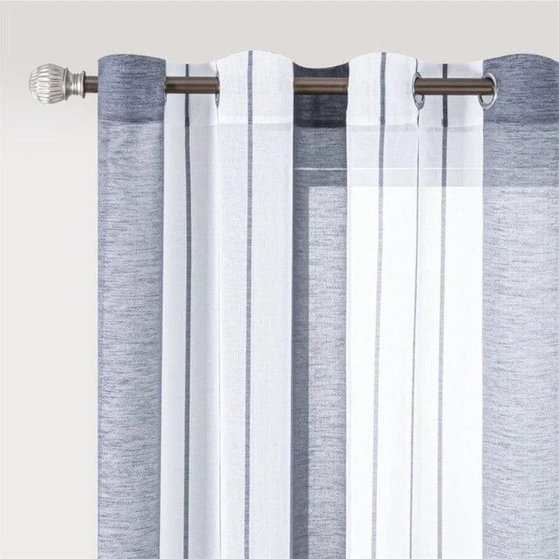 Rideau élégant avec œillets métalliques, motif rayé gris et blanc, parfait pour apporter une touche moderne et chic à votre intérieur. Adapté pour le salon, la chambre ou le bureau. Facile à installer, ce rideau offre une touche de style à toute pièce.