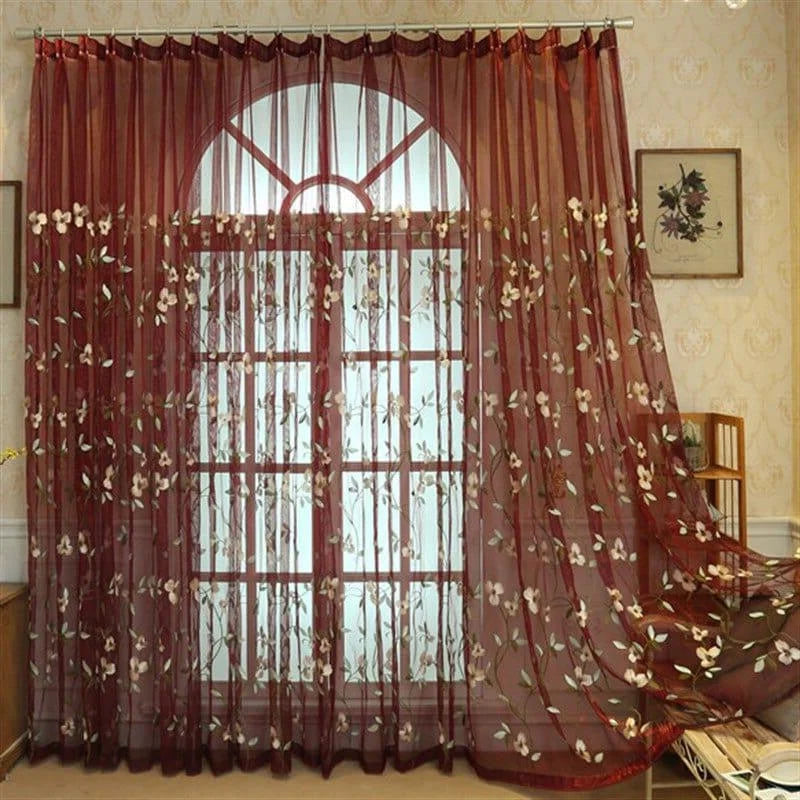 Rideau élégant transparent avec motif floral, idéal pour décorer le salon ou la chambre à coucher, ajoutant une touche de sophistication et de charme à votre intérieur. Convient parfaitement pour encadrer de grandes fenêtres et diffuser doucement la lumière naturelle.