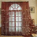 Rideau élégant transparent avec motif floral, idéal pour décorer le salon ou la chambre à coucher, ajoutant une touche de sophistication et de charme à votre intérieur. Convient parfaitement pour encadrer de grandes fenêtres et diffuser doucement la lumière naturelle.